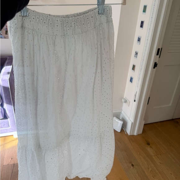 Elegant White Eyelet Skirt - Picture 2 of 4